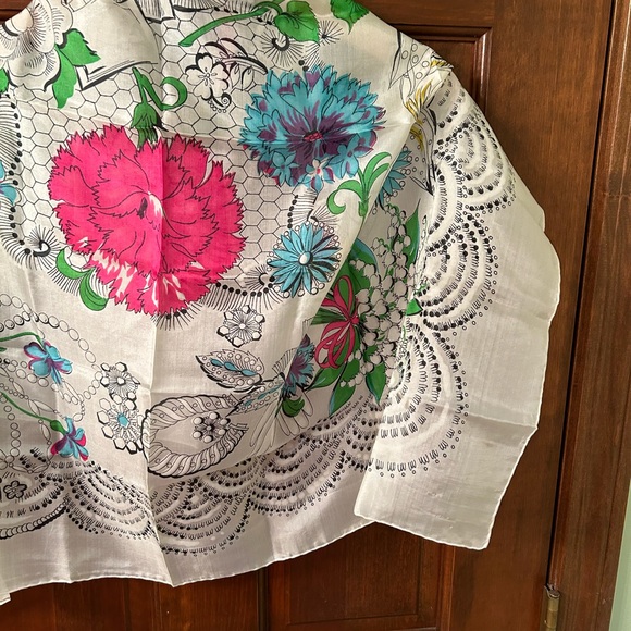 VTG Stunning Hand Rolled Silk floral scarf made in Japan. Vibrant colors - Picture 6 of 10